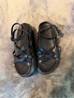 Prettylittlething sandals